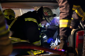 FW LK Neunkirchen: Drei Verletzte bei Unfall - Feuerwehr rettet Schwerverletzte aus Wrack