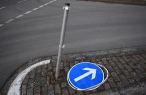 Polizeiinspektion Emsland/Grafschaft Bentheim: POL-EL: Haselünne - Verkehrszeichen umgefahren - Zeugen gesucht