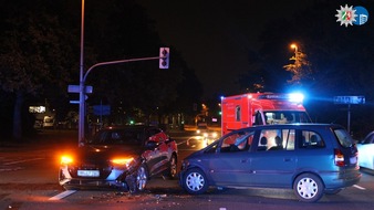 Polizeipräsidium Oberhausen: POL-OB: Abbiegeunfall - Personenschaden und zwei nicht fahrbereite Fahrzeuge