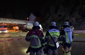 Feuerwehr Essen: FW-E: Gefahrguteinsatz nach Verkehrsunfall auf der BAB 52 - Autobahn stundenlang gesperrt
