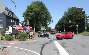 Polizei Rheinisch-Bergischer Kreis: POL-RBK: Wermelskirchen - Golf kracht in abbiegenden Lkw