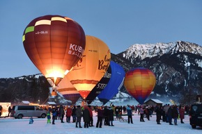 Lichterzauber im Allgäu: Bad Hindelang feiert mit Ballons und begeisterten Gästen