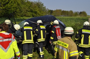 FW-KLE: Verkehrsunfall/ 29jährige Bedburg-Hauerin wird in ihrem Fahrzeug einklemmt.