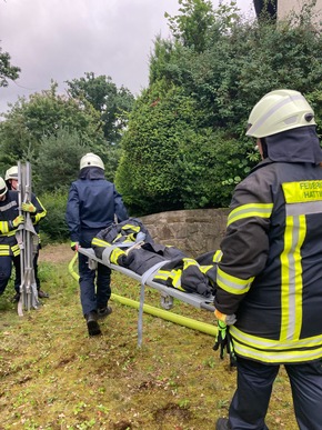 FW-EN: Brand im Wohnhaus - Feuerwehr Hattingen rettet vier Personen im Rahmen einer Einsatzübung