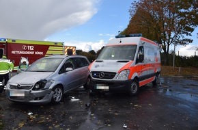 Kreispolizeibehörde Herford: POL-HF: Zusammenstoß mit einem Krankentransportwagen -
52-Jährige verletzt