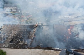 Kreisfeuerwehrverband Lüchow-Dannenberg e.V.: FW Lüchow-Dannenberg: Großeinsatz für die Feuerwehren in Lüchow-Dannenberg +++ Scheune brennt vollständig aus +++ ca. 30 Kälber und Rinder gerettet +++ mehr als 150 Kräfte im Einsatz