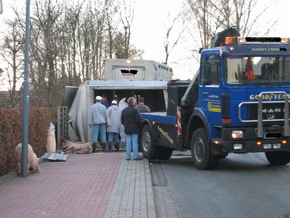 POL-SE: Bad Segeberg - Viehtransporter-Anhänger umgekippt