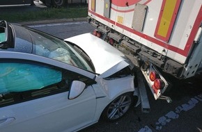 Polizeipräsidium Mittelhessen - Pressestelle Wetterau: POL-WE: Hinweise nach Raub in Bad Nauheim erbeten ++ Fahrradfahrer bei Kefenrod touchiert ++ Diebe bedienten sich aus Fahrzeugen in Ortenberg ++ Auf LKW aufgefahren ++ u.a.