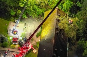 Feuerwehr Bochum: FW-BO: Gewitter über Bochum - Baum stürzt auf Wohnhaus, insgesamt 10 sturmbedingte Einsätze im Stadtgebiet