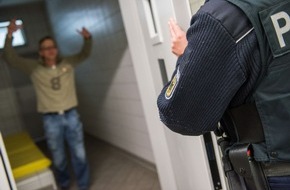 Bundespolizeidirektion München: Bundespolizeidirektion München: Intensivtäter schlägt mit Bierflasche zu