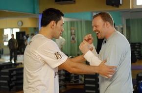 ProSieben: Starker Wind beim Boxtraining: Stefan Raab verpflichtet Felix Sturm / Über 10.000 verkaufte Tickets innerhalb von zehn Tagen
