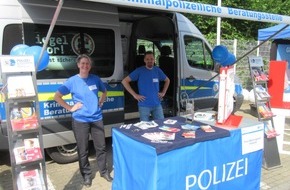 Polizei Rheinisch-Bergischer Kreis: POL-RBK: Bergisch Gladbach - Infomobil der Kriminalprävention auf dem Wochenmarkt in Refrath