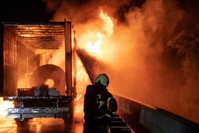 FW-MK: Brennender Sattelzug am Stenglingser Weg