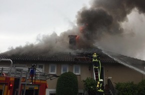 Polizeiinspektion Hameln-Pyrmont/Holzminden: POL-HOL: Bodenwerder - Hakenberg:

Dachgeschoßbrand in einem Einfamilienhaus in Bodenwerder