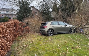 Polizeiinspektion Oldenburg-Stadt / Ammerland: POL-OL: +++Pressemitteilung des PK Bad Zwischenahn: Gaspedal mit Bremspedal verwechselt, Hecke durchbrochen, Pkw beschädigt+++