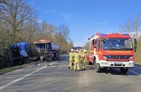 Feuerwehr Grevenbroich: FW Grevenbroich: Zwei Tote nach schwerem Verkehrsunfall zwischen PKW und LKW bei Grevenbroich