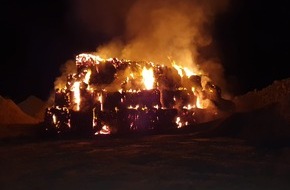 Polizeiinspektion Stralsund: POL-HST: Brand von 150 Strohballen sorgt für stundenlangen Feuerwehr- und Polizeieinsatz