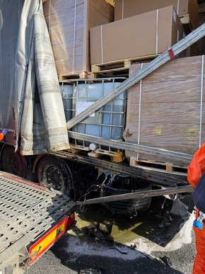 FW Helmstedt: Verkehrsunfall LKW, auslaufende Fl&uuml;ssigkeiten