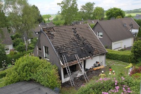 FW Mettmann: Einfamilienhaus in Mettmann nach Vollbrand unbewohnbar