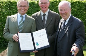 Fielmann Group AG: Tag des Baumes 2007: Bundestagspr&auml;sident Norbert Lammert und G&uuml;nther Fielmann pflanzen Zwetschgenbaum in Berlin / Schutzgemeinschaft Deutscher Wald ehrt G&uuml;nther Fielmann f&uuml;r Verdienste im Naturschutz