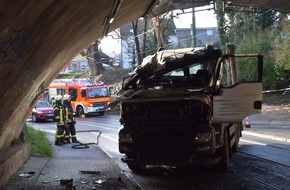 Feuerwehr Mülheim an der Ruhr: FW-MH: LKW bleibt in Unterführung stecken und reißt Oberleitung nieder.
