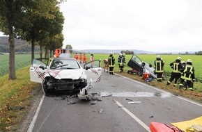 Kreispolizeibehörde Höxter: POL-HX: Schwerer Verkehrsunfall mit zwei Verletzten - Rettungshubschrauber im Einsatz