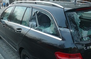 Polizei Düren: POL-DN: Geparkten Pkw beschädigt und weitergefahren - Zeugen gesucht!