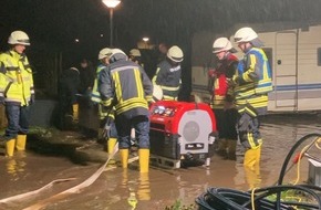 Feuerwehr Hattingen: FW-EN: 60 Einsatzkräfte von Feuerwehr DLRG und THW im Hochwassereinsatz am Camping- und Mobilheimplatz in Hattingen