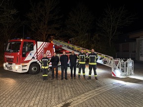 FW Beverungen: Zehn neue Drehleitermaschinisten für die Feuerwehr Beverungen / Erfolgreicher Lehrgangsabschluss der neuen Fachleute