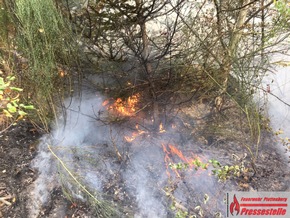 FW-PL: Waldgebiet Kirchlöh. Rund 10.000 Quadratmeter Waldfläche in Brand geraten. Löscharbeiten unter schwierigen Bedingungen.