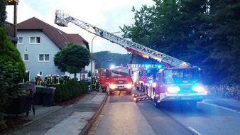 Feuerwehr der Stadt Arnsberg: FW-AR: Großeinsatz der Arnsberger Feuerwehr bei Wohnungsbrand in Müschede - ein Verletzter