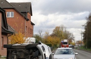 Kreispolizeibehörde Herford: POL-HF: Verkehrsunfall beim Abbiegen - Fahrzeug schleudert gegen Mauer