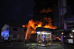 FW-KLE: Erstmeldung: Brand eines kunststoffverarbeitenden Betriebs im Gewerbegebiet Bedburg-Hau