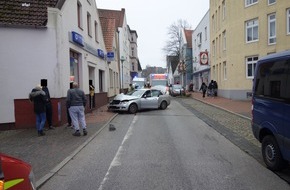 Feuerwehr Bremerhaven: FW Bremerhaven: PKW rammt Hauswand (FOTO)