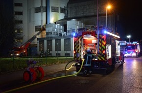 Feuerwehr Mülheim an der Ruhr: FW-MH: Brand in einem Gewerbebetrieb im Mülheimer Hafen
