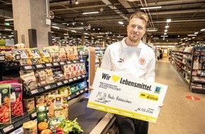 EDEKA ZENTRALE Stiftung & Co. KG: "Herz-Partnerschaft": Kasseneinsatz f&uuml;r den guten Zweck: FC St. Pauli Innenverteidiger Hauke Wahl kassiert ab