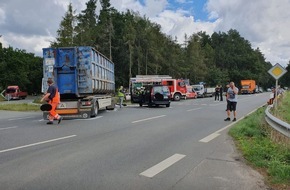 Polizeiinspektion Celle: POL-CE: Hambühren / Schönhop - Unfall fordert drei Verletzte +++ LKW kollidiert beim Linksabbiegen mit entgegenkommendem PKW