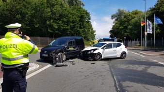 Polizeiinspektion Wilhelmshaven/Friesland: POL-WHV: Verkehrsunfall mit zwei leicht verletzten Personen