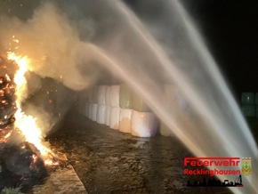 FW-RE: Erstmeldung: Brand von mehreren Strohballen auf einem landwirtschaftlichen Betrieb - Feuerwehr im Großeinsatz