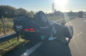 Polizeiinspektion Stade: POL-STD: PKW &uuml;berschl&auml;gt sich bei Unfall auf der Autobahn 26 - Fahrer durch Gl&uuml;ck nur leicht verletzt