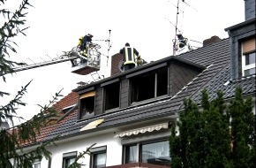 Feuerwehr Essen: FW-E: Feuer im ausgebauten Dachgeschoss eines Reihenhauses in Essen-Freisenbruch, keine Verletzen