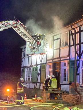 FW-EN: 50 Einsatzkräfte bekämpfen Brand eines Fachwerkhauses - Hattinger Feuerwehr mehr als 10 Stunden im Einsatz