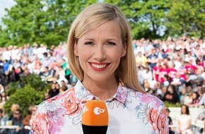 ZDF: 30 Jahre "ZDF-Fernsehgarten" / Andrea Kiewel startet mit Musik und Gästen in die Jubiläums-Saison (FOTO)