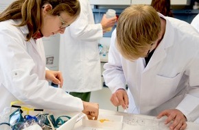 BAM Bundesanstalt für Materialforschung und -prüfung: Genaue Messungen - verlässliche Daten: BAM und GDCh organisieren Sommerschule zur Qualitätssicherung in der Analytischen Chemie