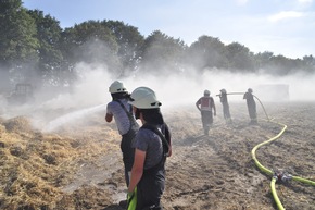 FW-KLE: Mit Stroh beladenes Traktorgespann fängt Feuer