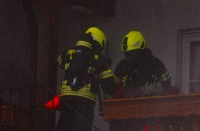 Feuerwehr Wenden: FW Wenden: Gasthof Scherer in Schönau brennt - Abschlussübung der Feuerwehr Wenden