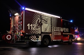 Feuerwehr Essen: FW-E: Kleintransporter brennt vor Lagerhalle - Feuerwehr verhindert Brandausbreitung