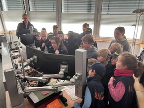 FW-OE: LöschKids aus Kirchhundem besuchen Polizeiwache in Olpe