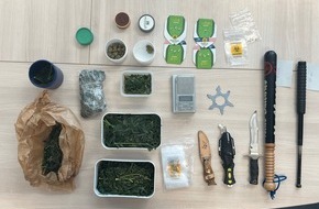 Polizei Düsseldorf: POL-D: Wersten - Polizeieinsatz wegen Streitigkeiten - Drogen und Waffen gefunden - Ermittlungsverfahren eingeleitet - Fotos