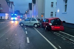 Feuerwehr Dortmund: FW-DO: Unfall in Mengede / PKW landet auf dem Dach